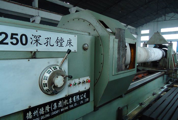 Deep hole boring machine