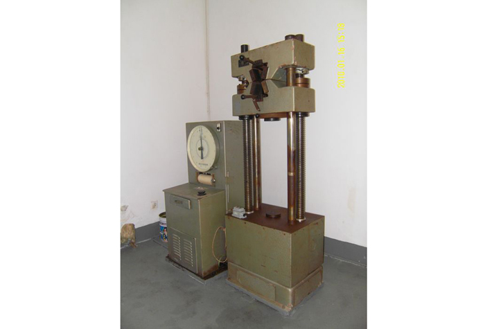 Hydraulic universal testing machine